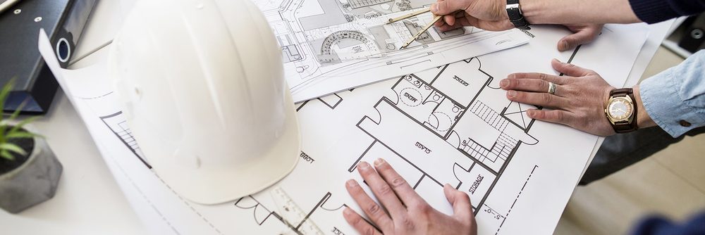 Ingenieros de INGEAR revisando planos de un proyecto hidráulico